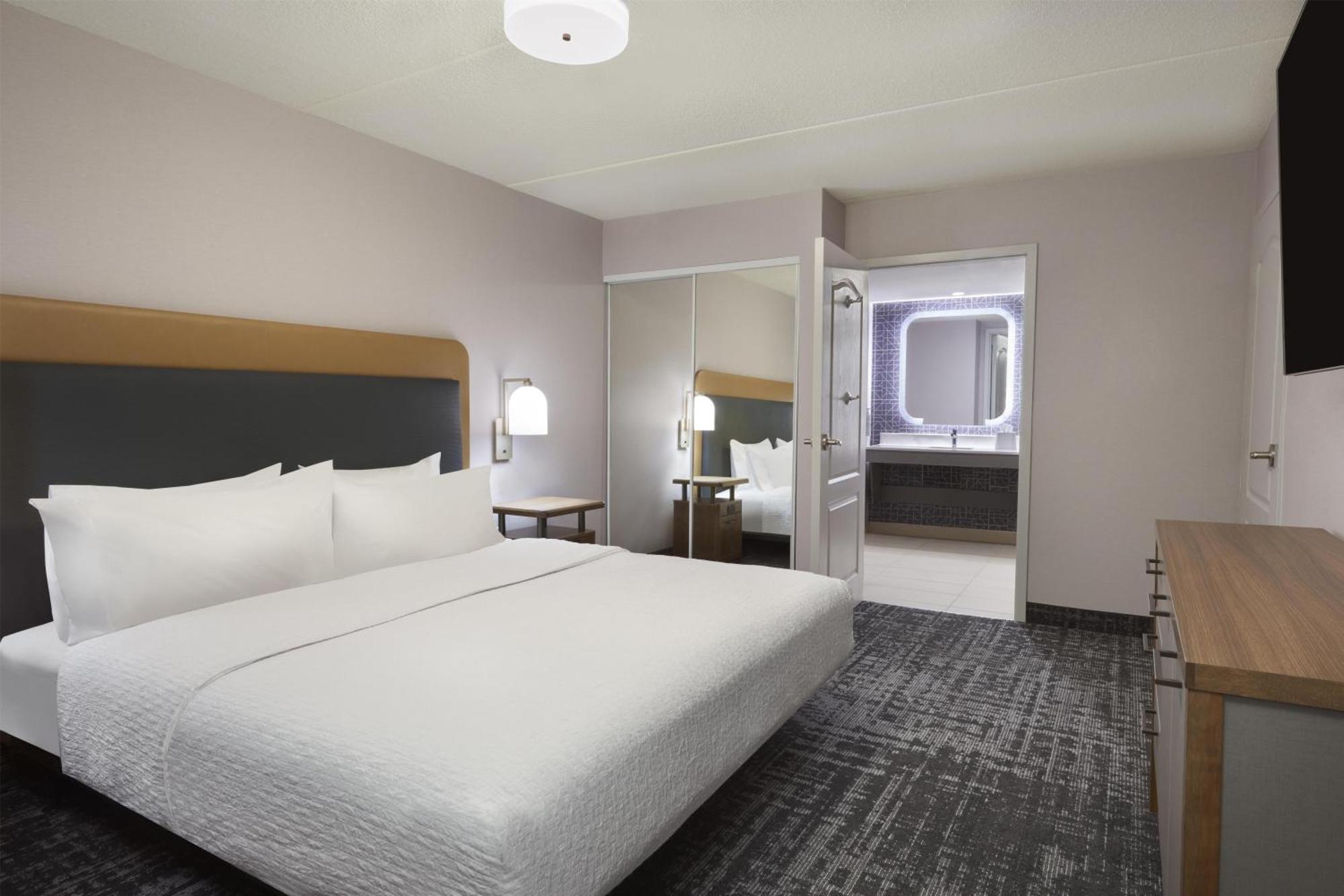 Suite Lit King-Size - Accessible aux Personnes à Mobilité Réduite